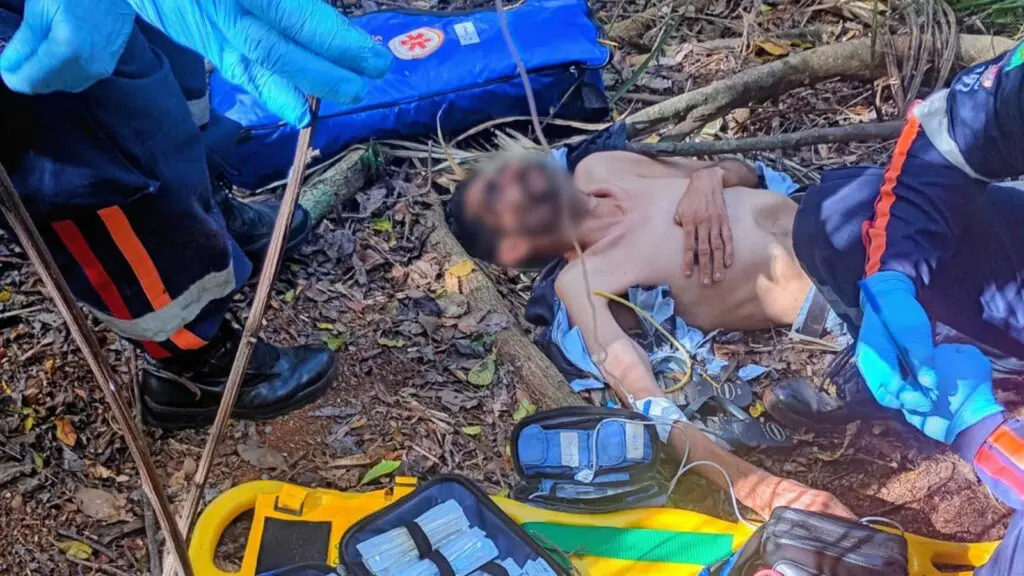 Homem debilitado é socorrido em área de mata na Serra SAMU resgata homem extremamente debilitado em área de mata na Serra.