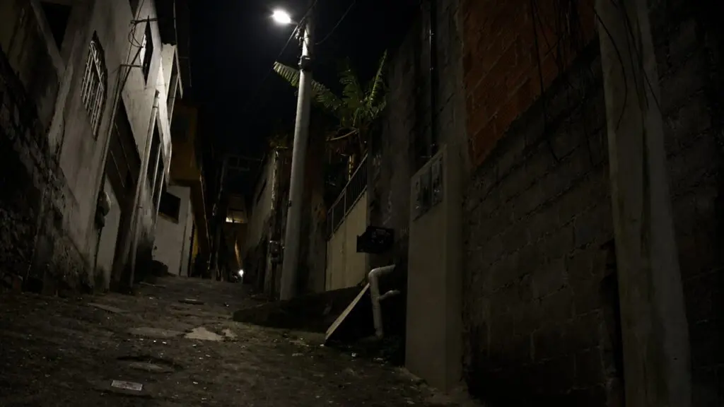 Mulher tem casa invadida, é espancada e diz que traficantes ameaçaram atear fogo em seu bebê na Serra