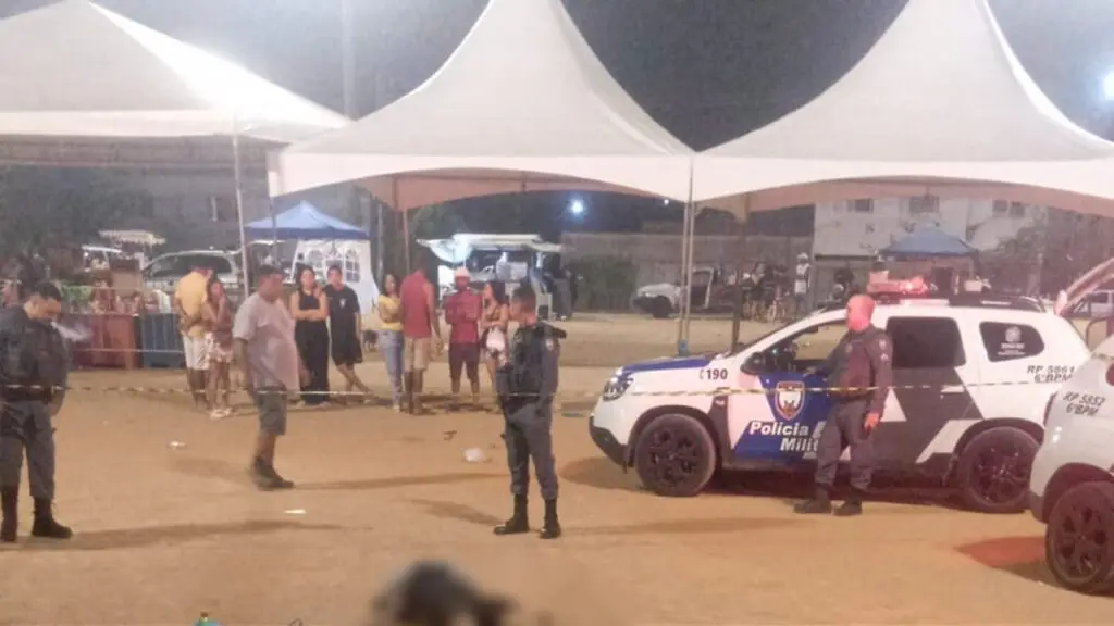 Jovem é morto a tiros e outro baleado na barriga durante festa julina na Serra Jovem de 26 anos é morto a tiros ao tentar apartar briga em festa julina em Parque Residencial Tubarão, na Serra