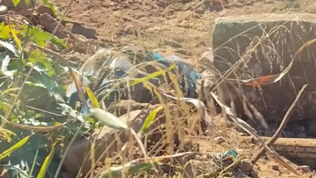 Trabalhadores encontram corpo em decomposição enrolado em sacos de lixo em Jacaraípe.