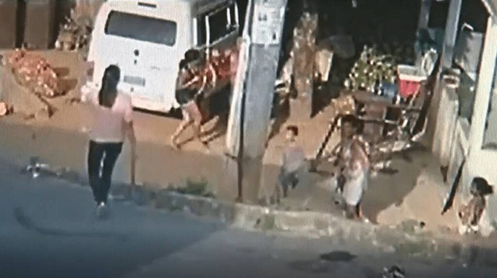 Mulher provoca outra com pau e leva golpe facão na cabeça na Serra