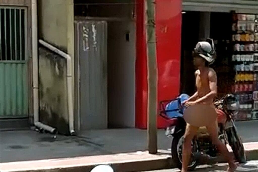 Bizarro: Vídeo de homem andando pelado nas ruas de bairro na Serra