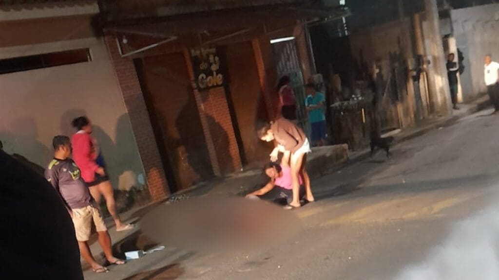 “Caixa baixa” é fuzilado e mãe chora sobre o corpo no bairro Palmeiras