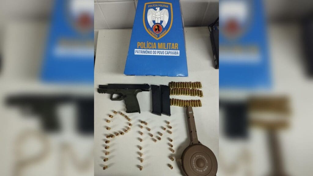 Polícia Militar prende procurado da justiça e apreende arma importada no bairro Nova Carapina II PM apreende arma, munições e um detento foragido e no bairro Nova Carapina.