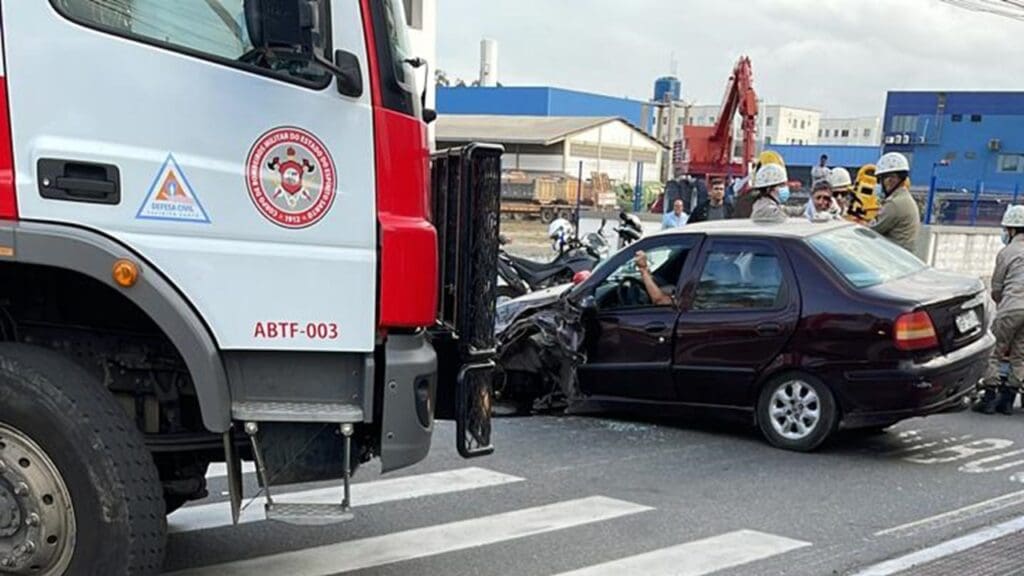 Grave acidente deixa dois feridos na principal via do bairro Novo Horizonte Grave acidente deixa dois feridos na principal via do bairro Novo Horizonte
