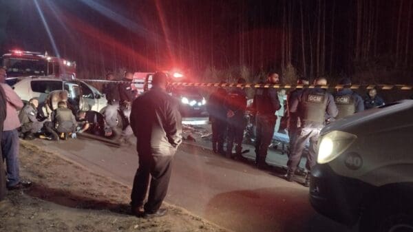 Grave acidente com colisão frontal entre dois carros em rodovia na Serra