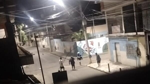 Vídeo: Grupo de Traficantes tocando o terror nas ruas de Jardim Carapina