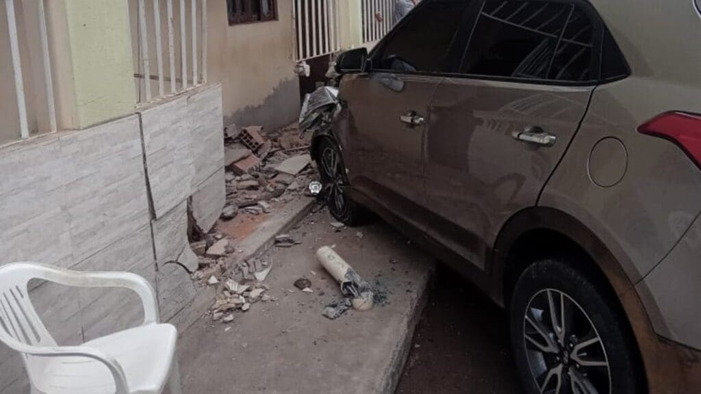 Carro desgovernado atinge muro de casa no bairro São Domingos
