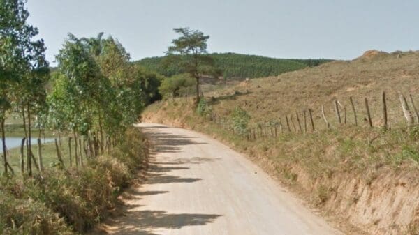 Bandidos roubam carro e deixam motorista em estrada deserta da Serra