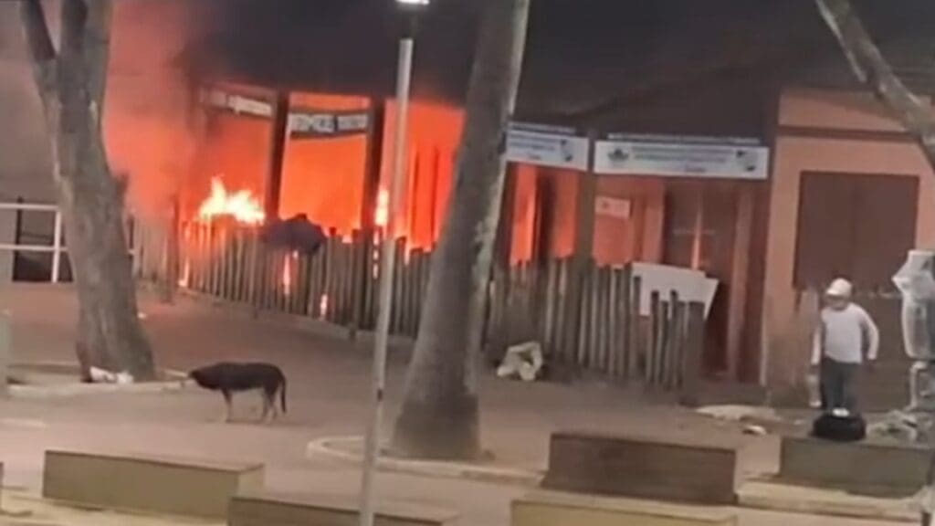 Briga entre moradores de rua termina em incêndio na Praça Barbosa Leão, na Serra Briga entre moradores de rua termina em incêndio na Praça Barbosa Leão, na Serra
