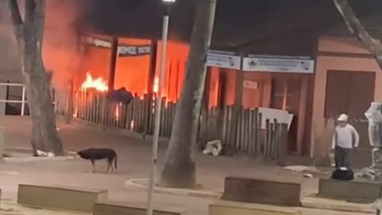 Briga entre moradores de rua termina em incêndio na Praça Barbosa Leão, na Serra
