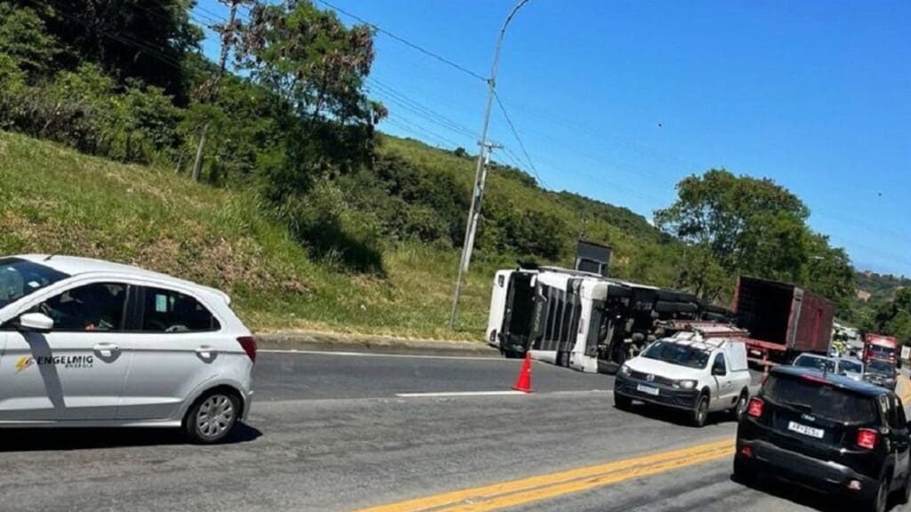 Atualizado: Carreta tomba e prejudica trânsito na BR-101 sentido Serra-sede