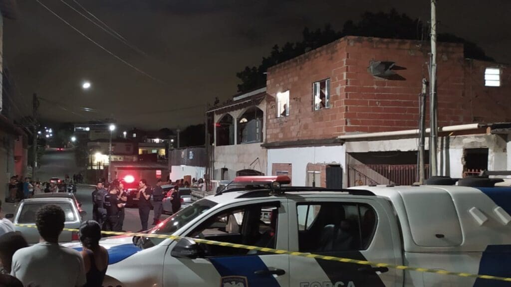 Vendedor de amendoim morre baleado no bairro Nova Carapina II Vendedor de amendoim morre baleado no bairro Nova Carapina II