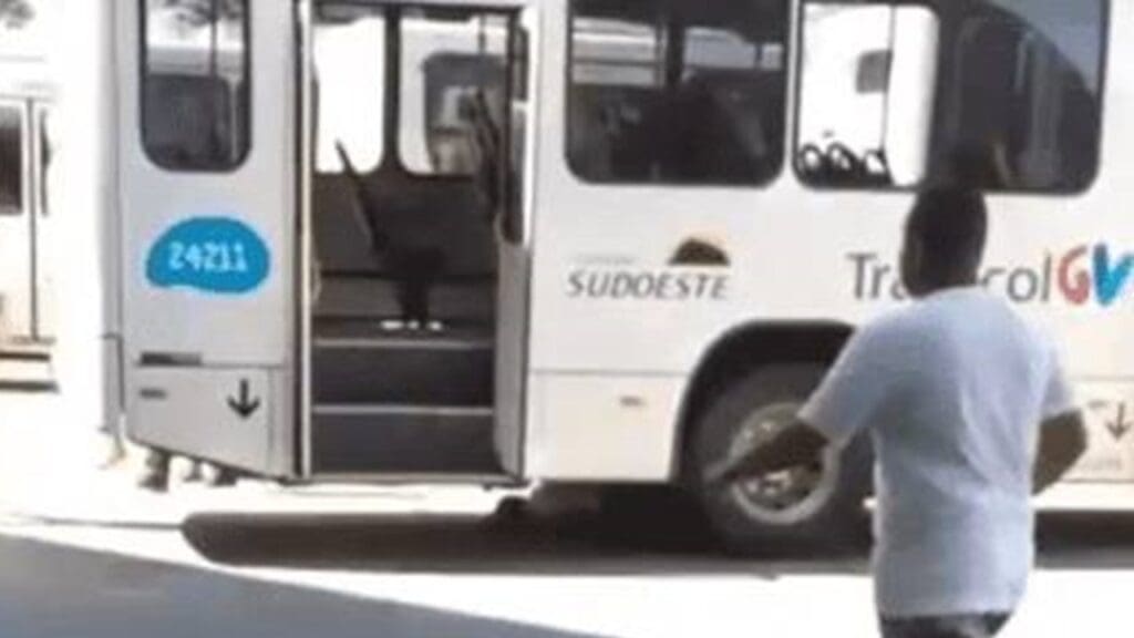 Ônibus atropela fiscal no Terminal de Laranjeira