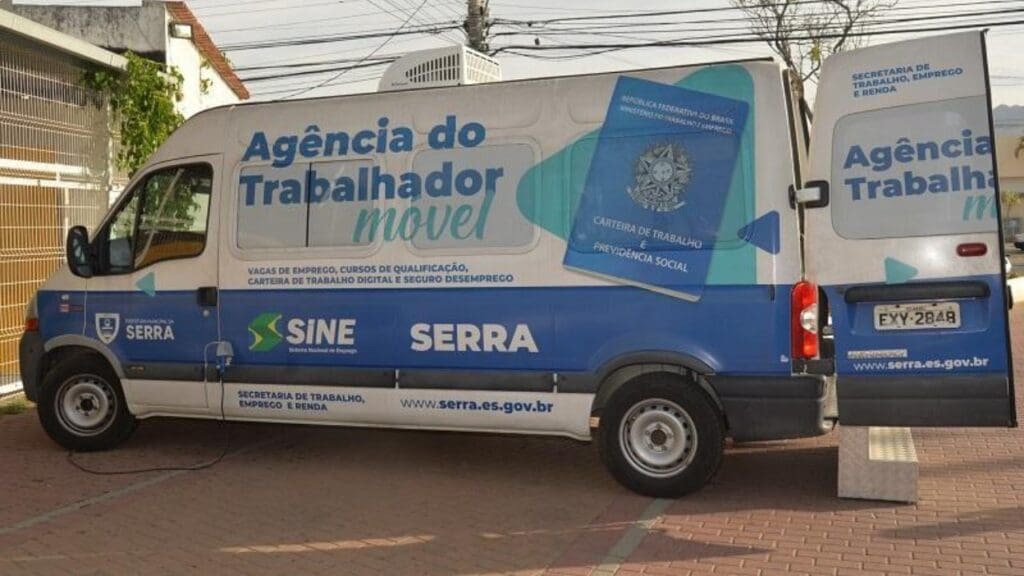 Van da Secretaria Municipal de Trabalho, Emprego e Renda (SETER) estacionada em uma rua