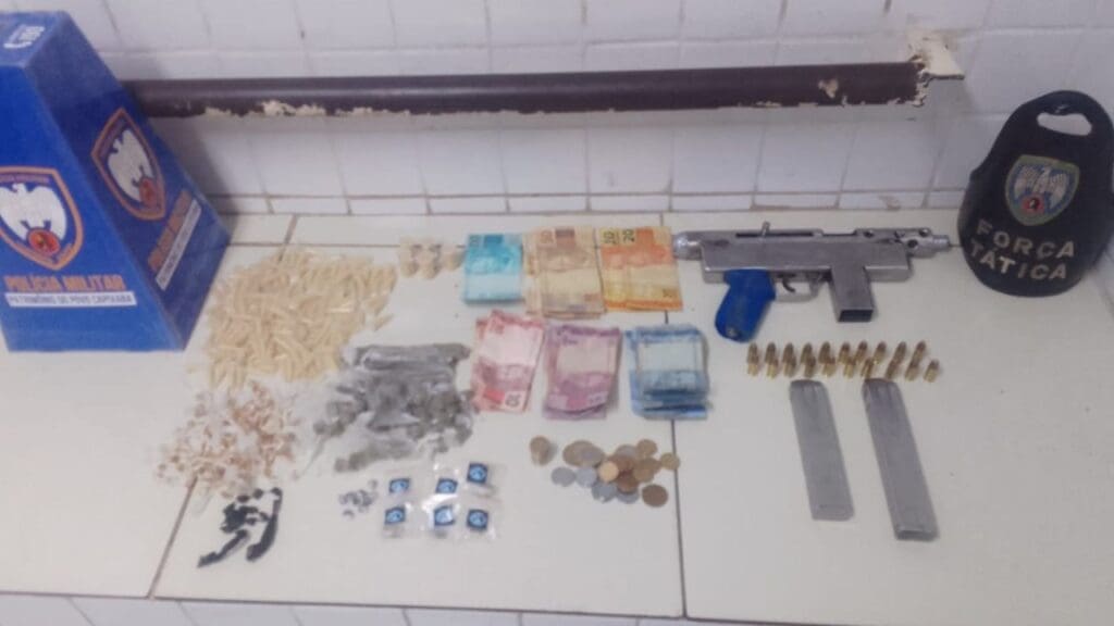 Arma de traficante quebra durante rajada de tiros contra Força Tática no bairro Divinópolis