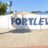 Muro com o nome da empresa FortLev