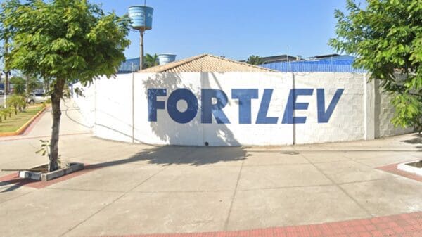 Muro com o nome da empresa FortLev
