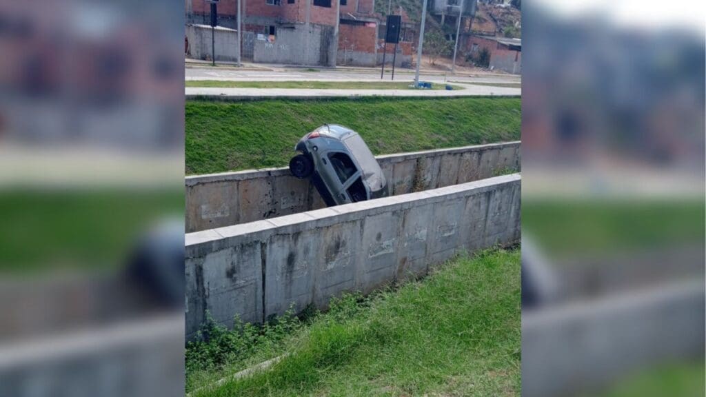 Carro com homem e criança cai dentro de valão no bairro Nova Carapina I
