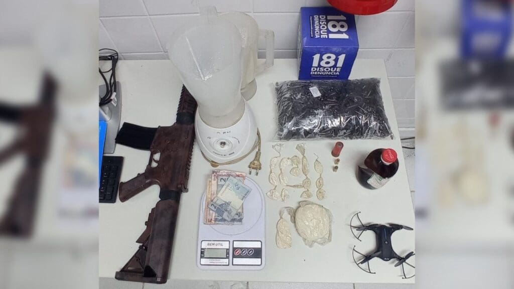 PM flagra dois ‘Caixa-baixa’ com drogas, fuzil falso e até drone usado pelos ‘olheiros’ do tráfico em Planalto Serrano