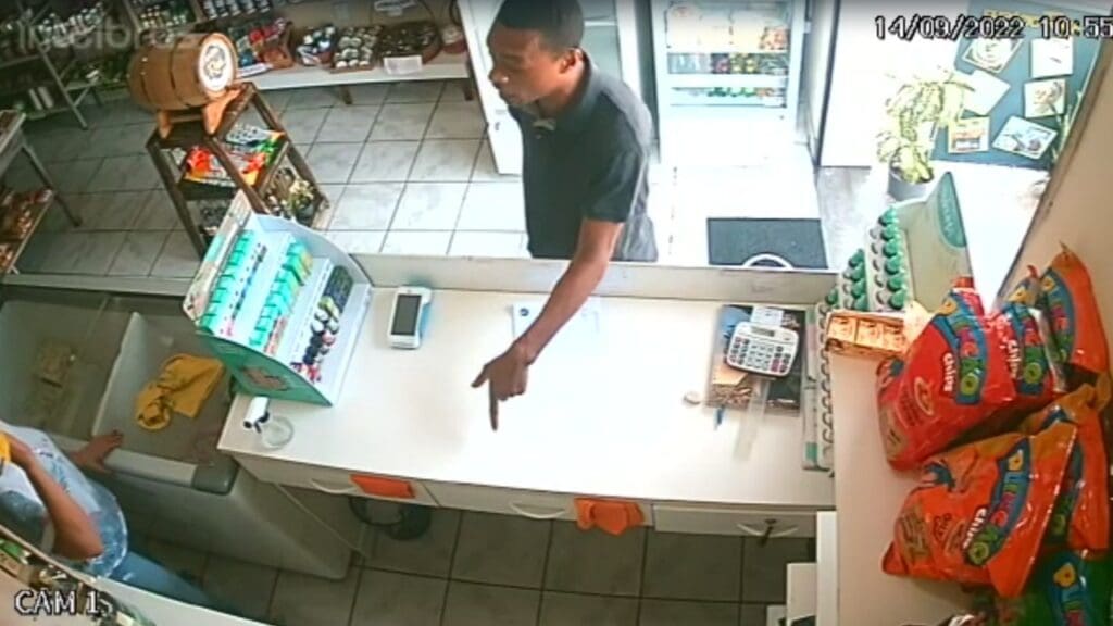 Vídeo: ‘Mr. Mouse’ finge estar armado para assaltar mercearia em Novo Horizonte