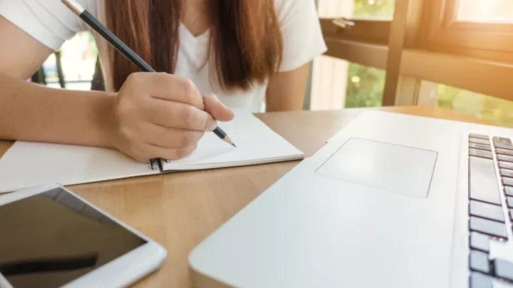 Uma estudante escrevendo em uma folha de papel