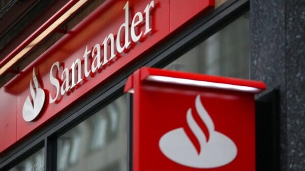 Faixada de uma agência do banco Santander