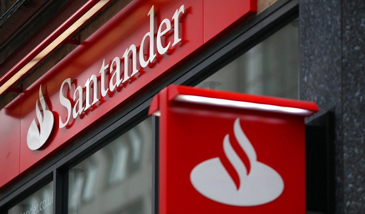 Faixada de uma agência do banco Santander