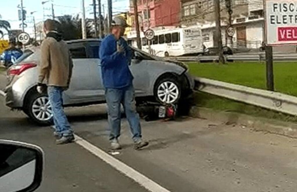 Acidente: Moto fica agarrado em baixo de carro na BR-101 em Carapina