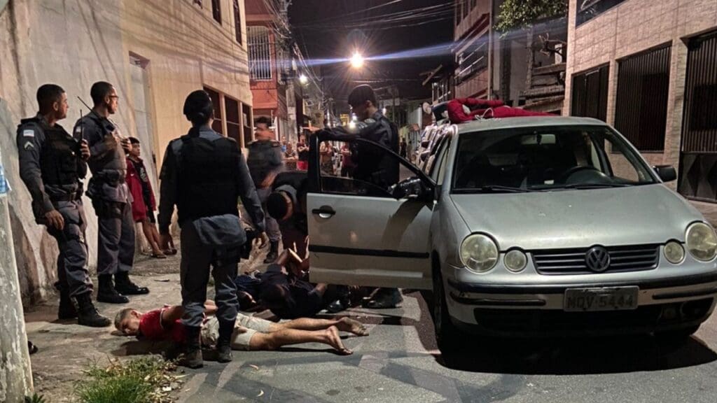 PM prende criminosos fazendo arrastão acompanhados de criança de 11 anos na Serra