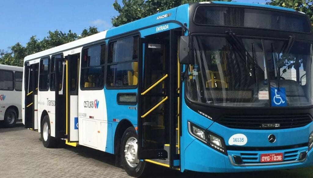 Ônibus da CETURB no pátio