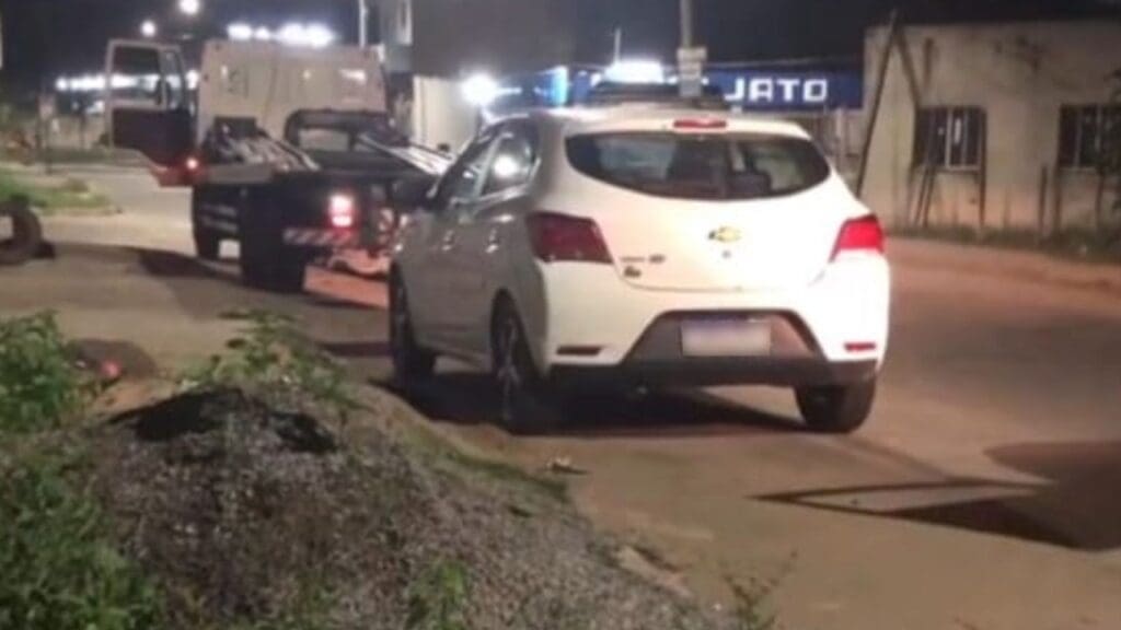 Homem atropela mulher e a arrasta com o carro em Serra Dourada