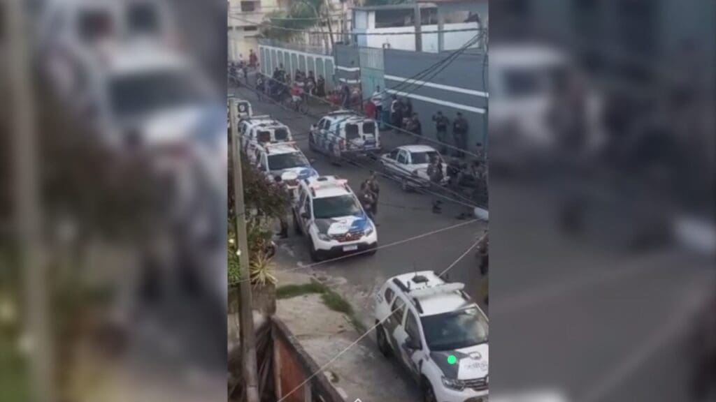 Homem surtado aterroriza sua família e ameaça se jogar da laje no bairro Novo Horizonte