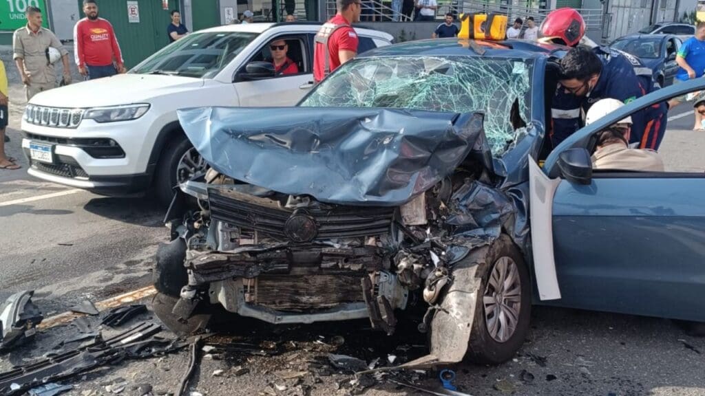 Batida frontal entre dois veículos deixa feridos em Jardim Limoeiro