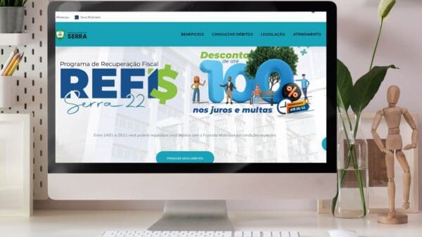 Computador sobre a mesa com site da Prefeitura da Serra na página do Refis