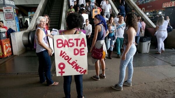 Mulheres fazendo protesto contra a violência contra mulheres