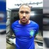 Homem algemado pela Polícia com camiseta do Brasil