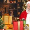 Papai Noel batendo continência ao fundo arvore de natal e presentes de Natal