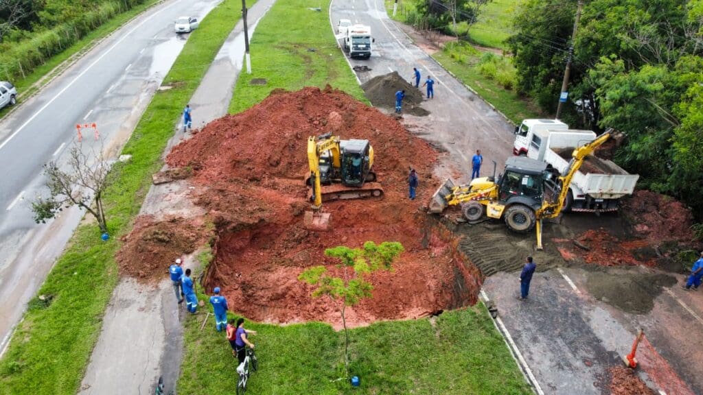 Cratera no canteiro de avenida, formada devido a fortes chuvas