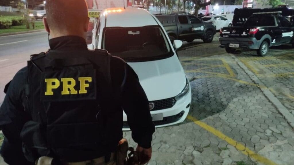 PRF aperta o cerco contra veículos com restrições na Serra e divulga liberação de todas vias federais no ES