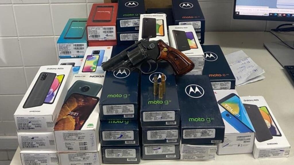 Força Tática detém assaltantes e recupera mais de 40 celulares roubados em loja na Serra