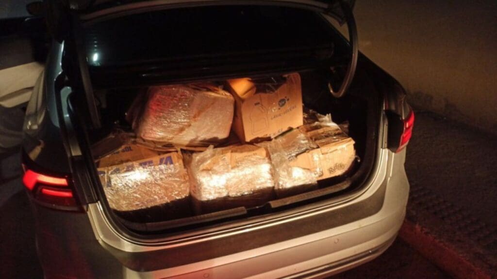 PRF apreende carro recheado com quase 150 kg de maconha que tinham como destino a cidade de Serra