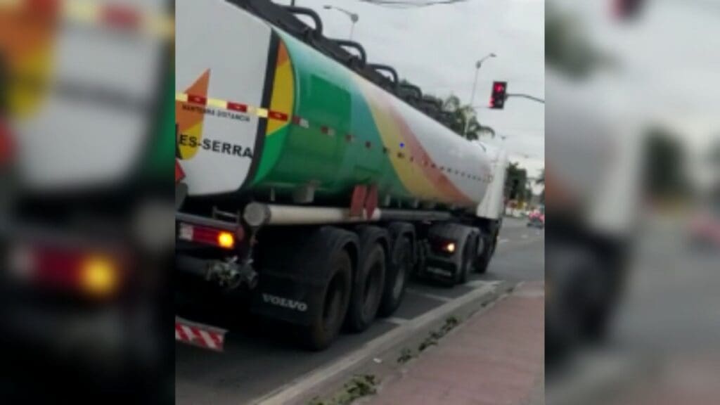 Ciclista morre atropelado por carreta tanque na BR-101