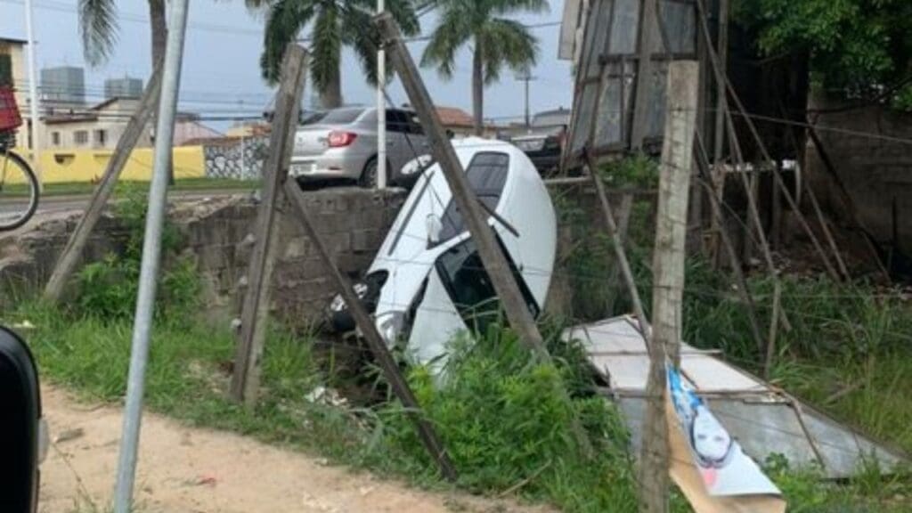 Vídeo: batida em poste e queda de ribanceira marcam uma manhã repleta de acidentes em Laranjeiras