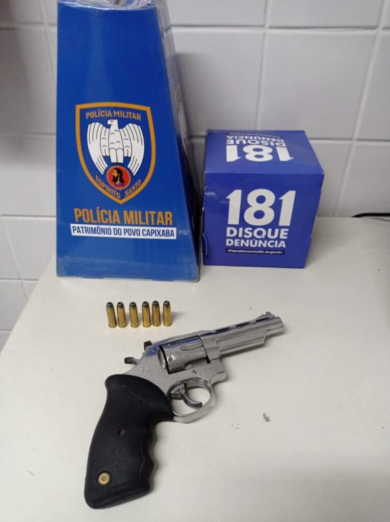 Denúncia anônima ajuda PM a prender homem armado em frente a um comércio em Novo Horizonte