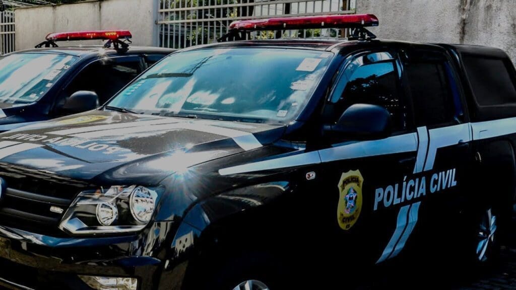 Duas viaturas da Polícia Civil estacionadas lado a lado em um pátio