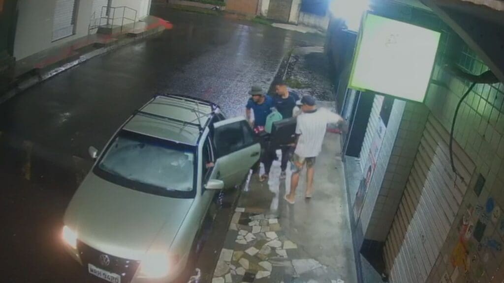 Vídeo: em clima de copa, criminosos roubam TV, som e até cerveja de um bar em André Carlone