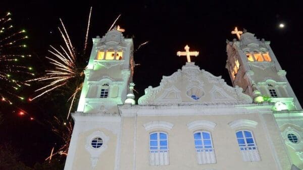 Igreja Matriz de Nossa Senhora da Conceição, em Serra Sede vista a noite com queima de fogos de artificil no ceu