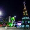 Praça da Cidade a noite iluminada com decoração de Natal e a direita uma arvore de 16 metros com decoração em led