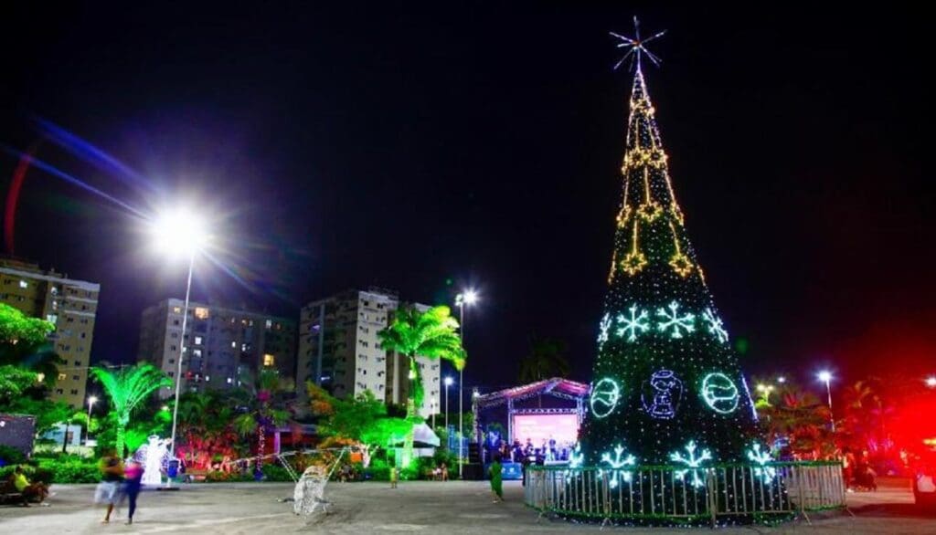 Praça da Cidade a noite iluminada com decoração de Natal e a direita uma arvore de 16 metros com decoração em led